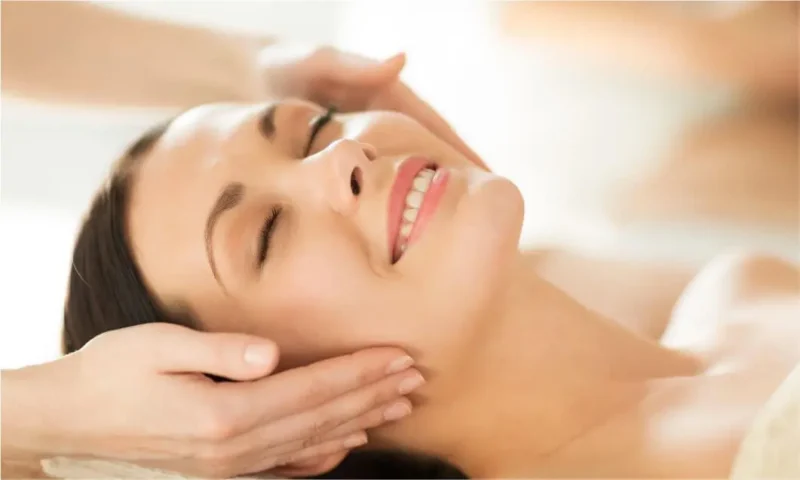 Deep cleansing facial treatment in Dubai at Dr Azra Vaziri clinic