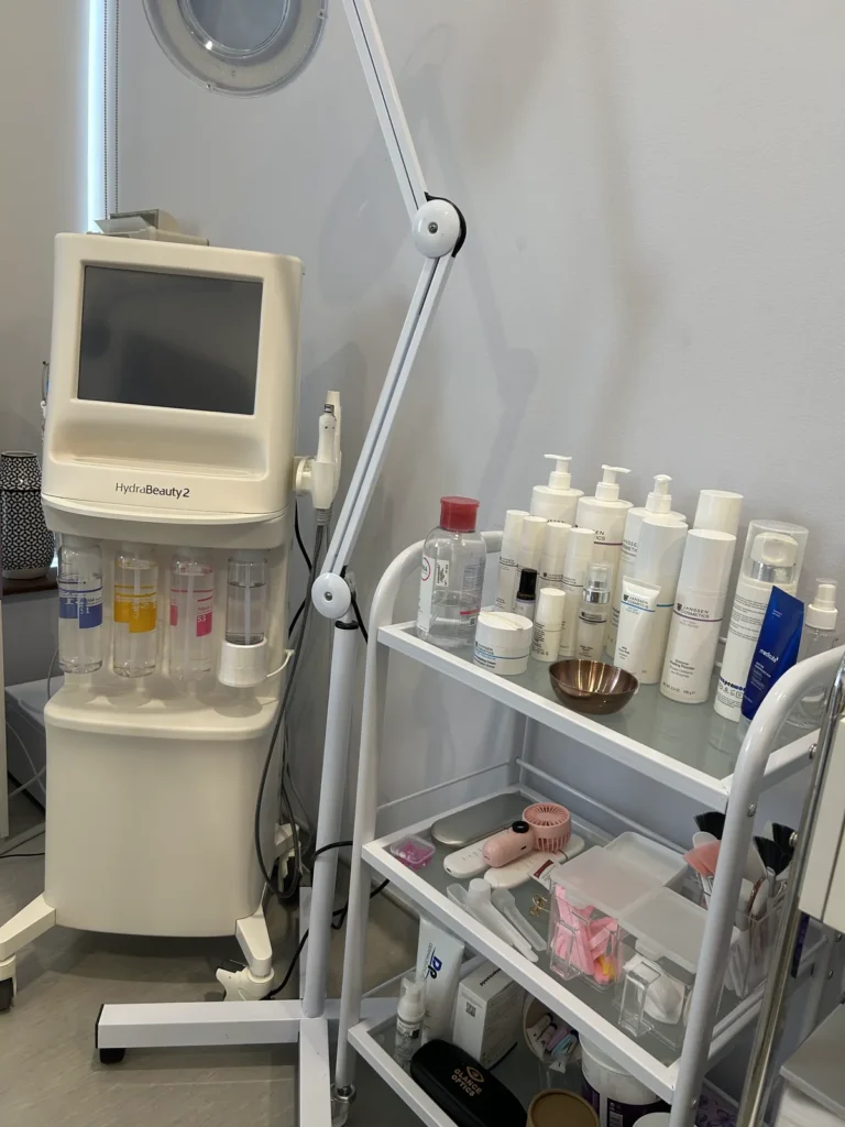 جهاز HydraBeauty II مع خراطيش السيروم في عيادة د. عذرا