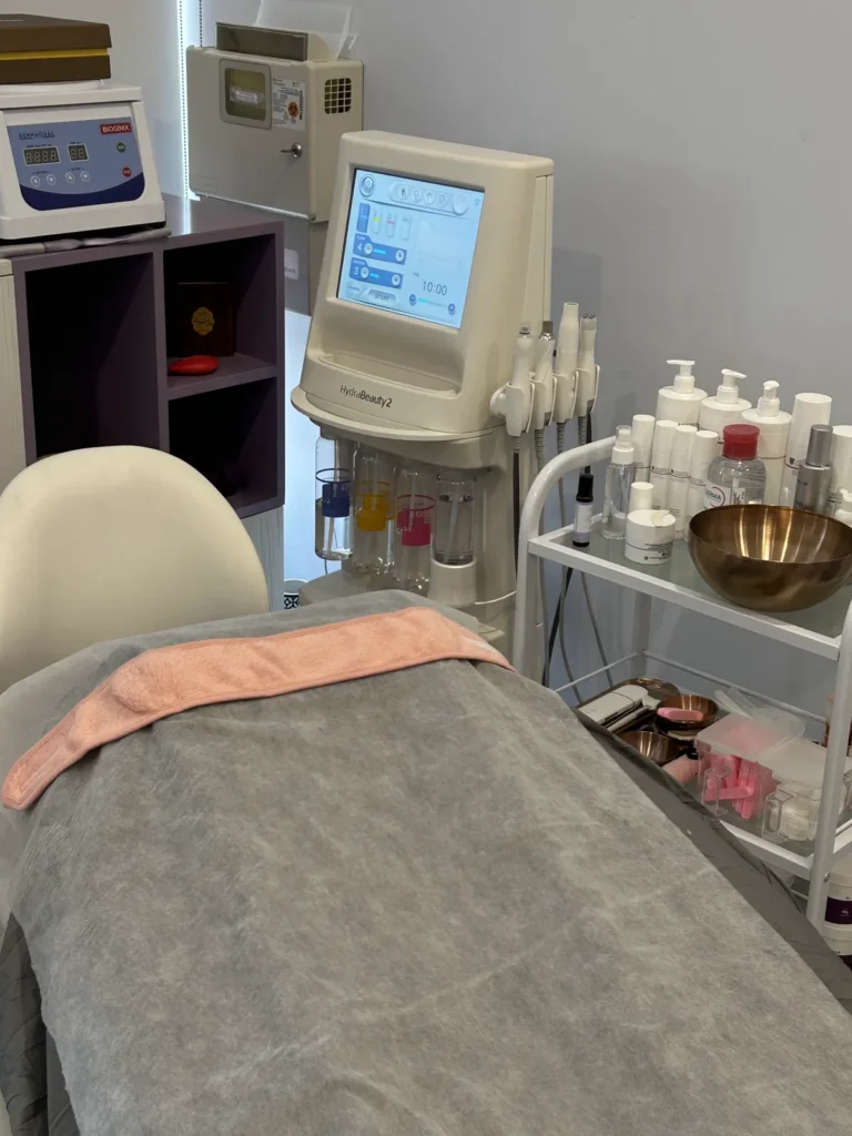 جهاز HydraBeauty II وسرير الجلسة في غرفة العلاج بعيادة د. عذرا